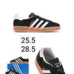 Tenis casual de gamuza, color negro con franjas blancas y suela color miel. Talla: 25.5 y 28.5